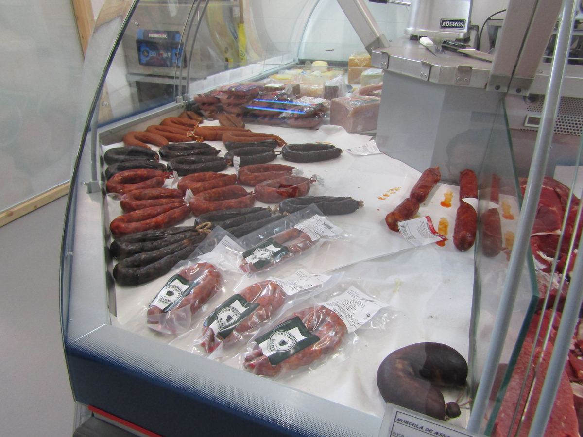 Charcutaria — enchidos, chouriços, presunto