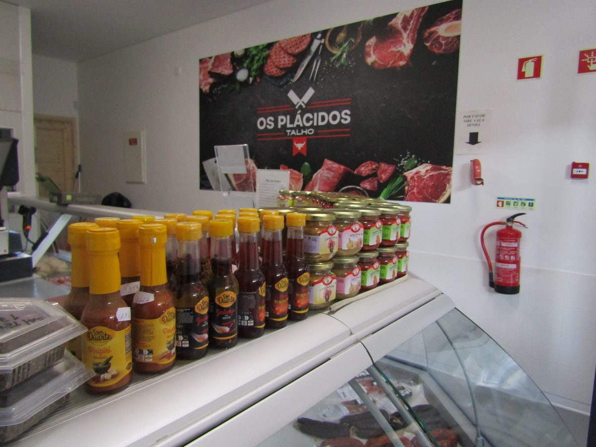 Interior do Talho Os Plácidos — marca e produtos